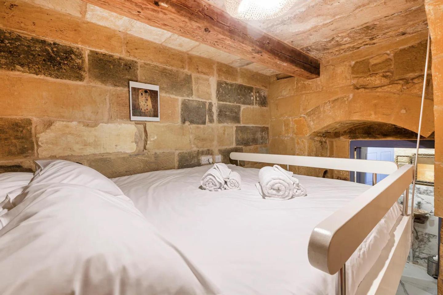 Historic Hideaways - 900 Year Old Converted Studios ビクトリア エクステリア 写真
