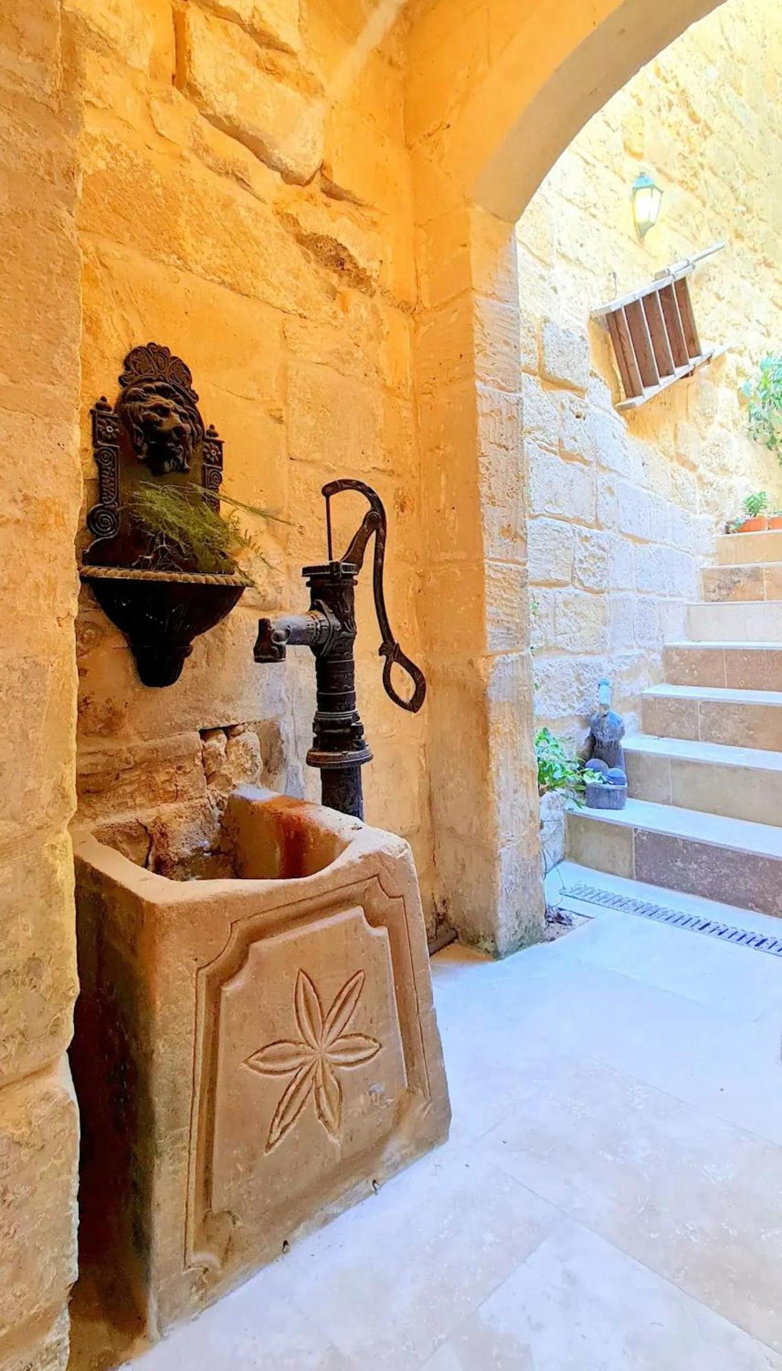 Historic Hideaways - 900 Year Old Converted Studios ビクトリア エクステリア 写真