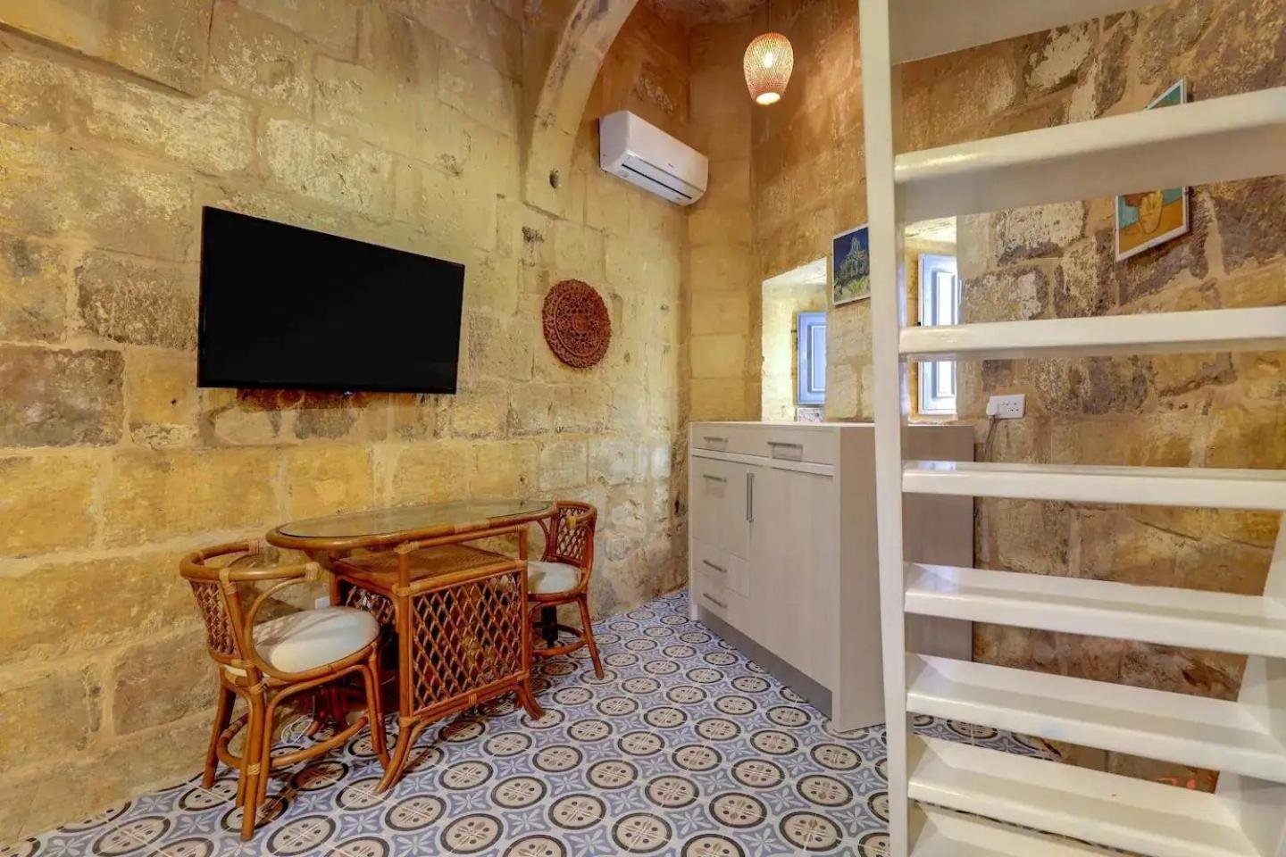 Historic Hideaways - 900 Year Old Converted Studios ビクトリア エクステリア 写真