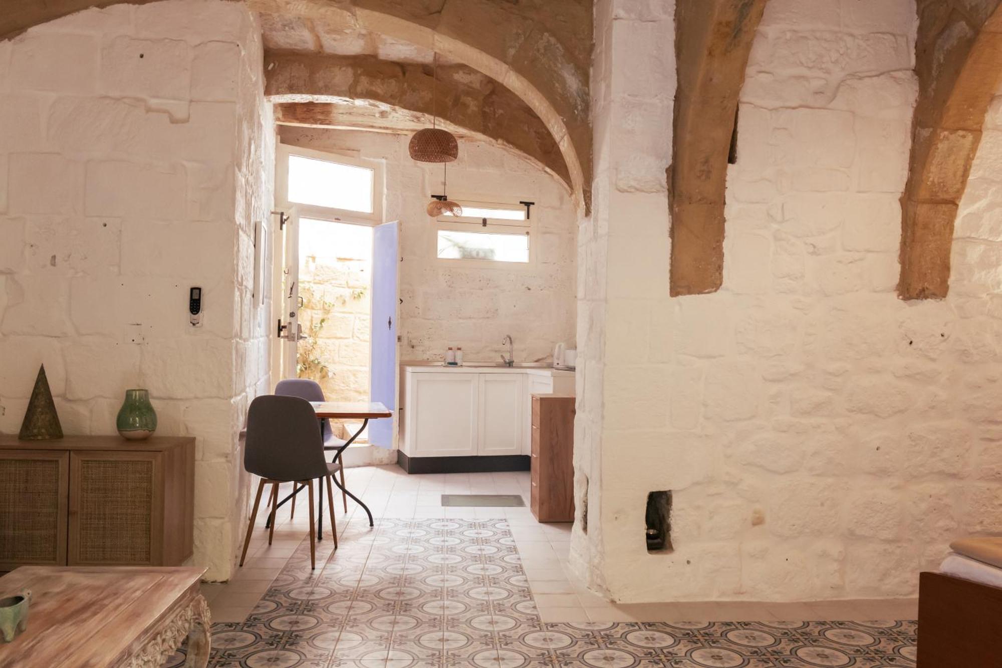 Historic Hideaways - 900 Year Old Converted Studios ビクトリア エクステリア 写真