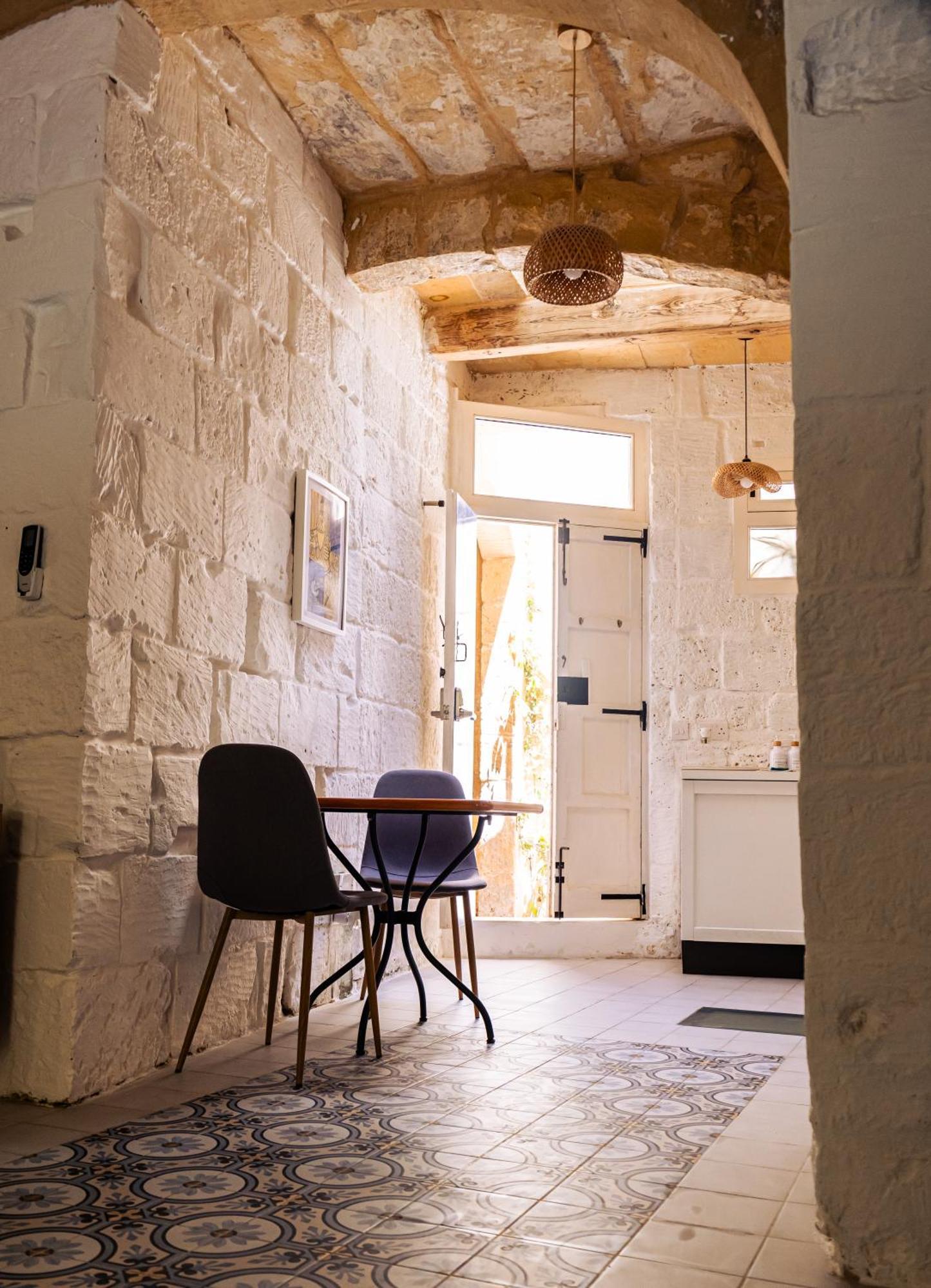 Historic Hideaways - 900 Year Old Converted Studios ビクトリア エクステリア 写真